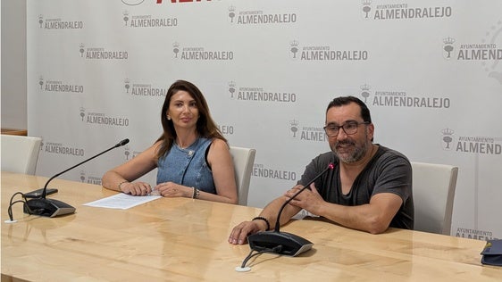 Galavís, junto a la concejala de Cultura, durante la presentación del taller