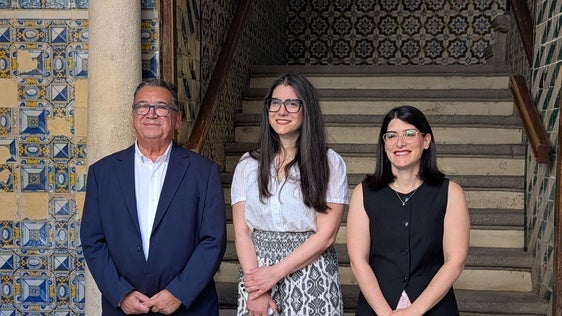 Miriam, en el centro, junto al alcalde y la edil de Festejo, en el patio central del Ayuntamiento