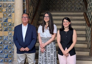 Miriam, en el centro, junto al alcalde y la edil de Festejo, en el patio central del Ayuntamiento