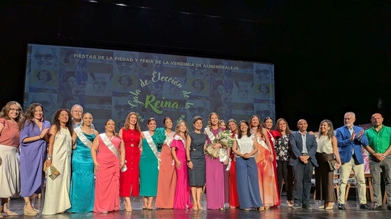 Foto de familia de la gala de elección de la reina para las fiestas patronales de 2025
