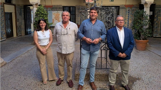 Representantes de ambos municipios en el patio central del Consistorio almendralejense
