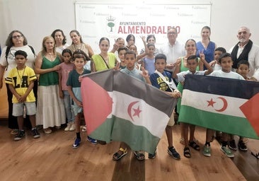 Foto de familia de los asistentes a la recepción en el Ayuntamiento