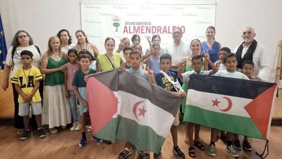 Foto de familia de los asistentes a la recepción en el Ayuntamiento