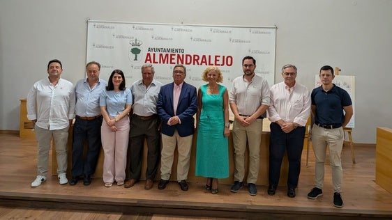 Homenajeados, junto a responsables municipales y empresariales