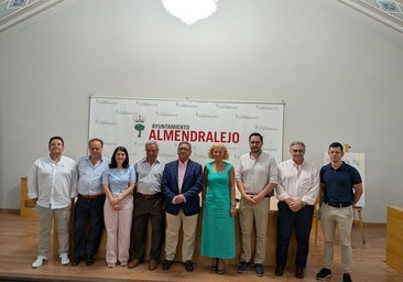 Homenajeados, junto a responsables municipales y empresariales