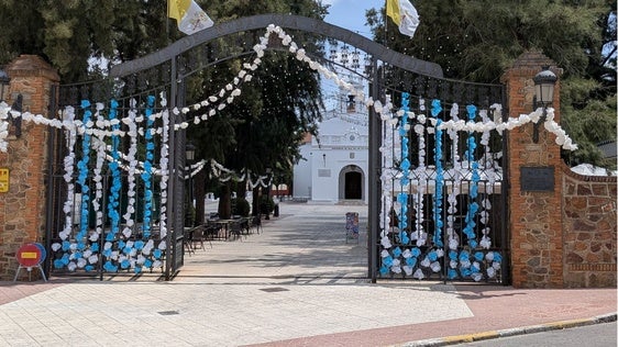 La entrada al parque cuanta con una decoración especial para el recibimiento de este domingo