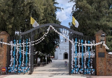 La entrada al parque cuanta con una decoración especial para el recibimiento de este domingo