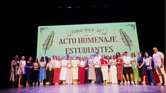Galardonados y representantes municipales tras el acto del pasado año