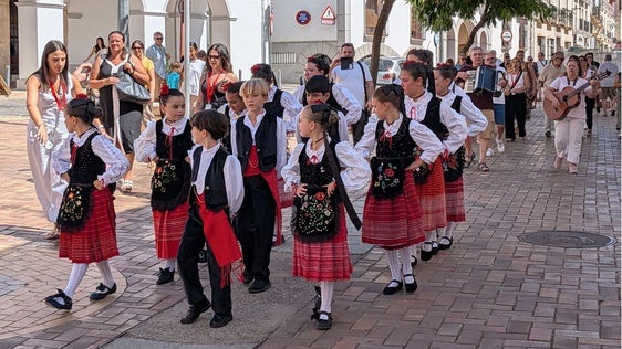 Los más jóvenes han sido los protagonistas de la inauguración del 25 Festibarros