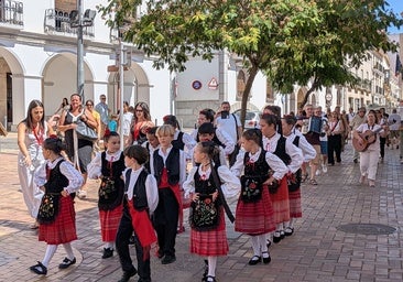 Los más jóvenes han sido los protagonistas de la inauguración del 25 Festibarros