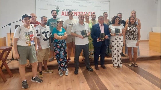 Usuarios y responsables de Feafes arroparon al autor durante la presentación