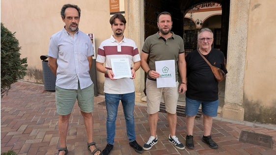 Romo, segundo por la izquierda, junto a otros miembros del partido