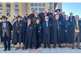 Miembros de la cofradía durante un acto anterior