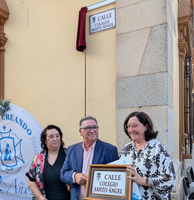 La hermana Remedios Sánchez ha recibido una placa conmemorativa en nombre del Consistorio
