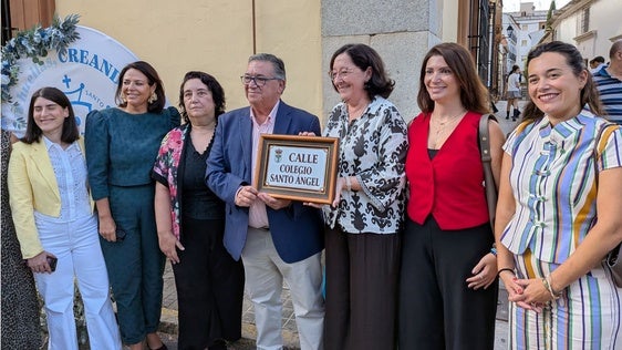 La calle se encuentra junto al centro educativo que cumple su 125 aniversario