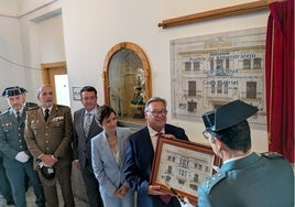 El alcalde entrega una replica de la placa descubierta en el interior de la casa cuartel