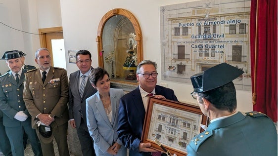 El alcalde entrega una replica de la placa descubierta en el interior de la casa cuartel