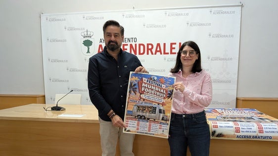 Salazar, junto a la concejala de Festejos, tras la presentación