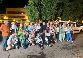 Varios de los afortunados lo celebraron anoche a las puertas de la administración