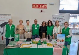Representantes a nivel local de la AECC en el stand de la Semana de la Salud