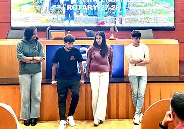 Cuatro jóvenes cuentan sus experiencias a familias interesadas