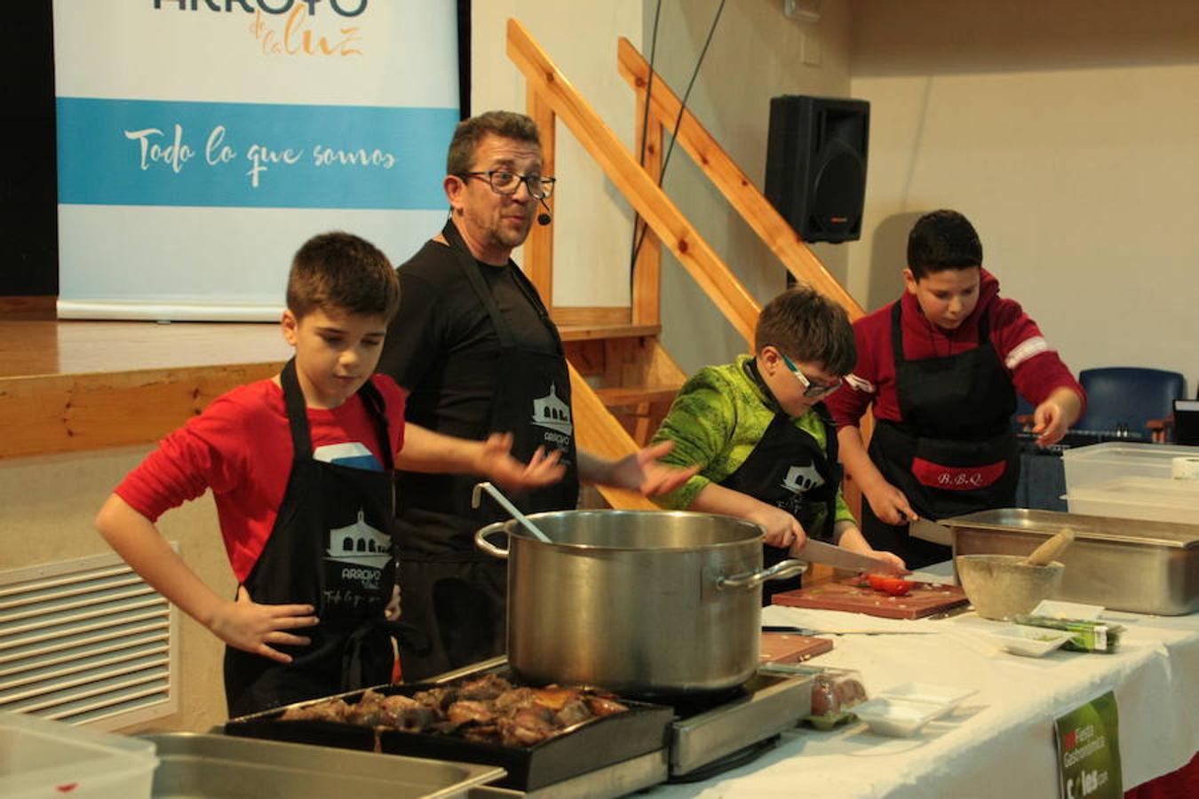 El cocinero extremeño contó 3 jóvenes ayudantes 