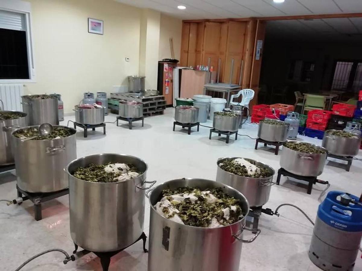 Grandes ollas para cocinar las coles con buche