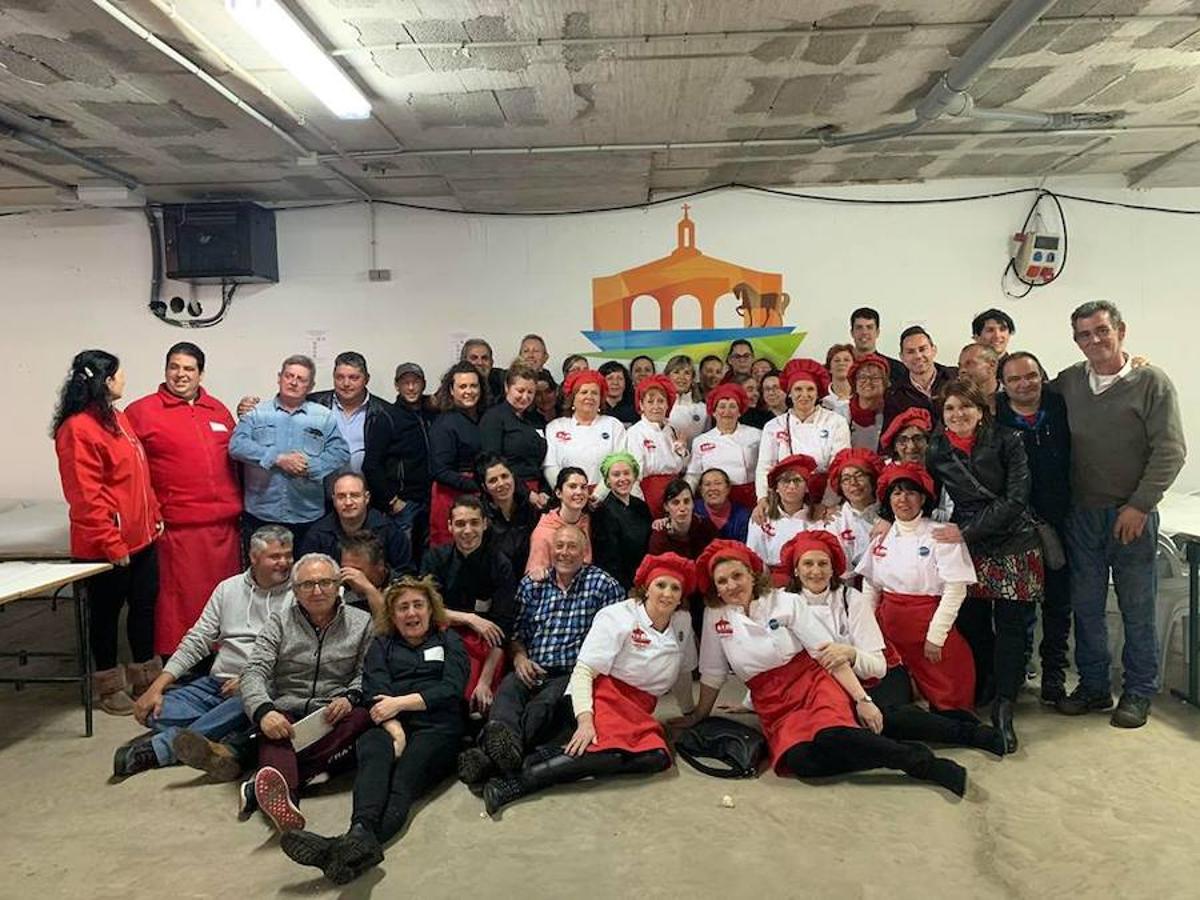 Corporación municipal, trabajadores del ayuntamiento, voluntarios y participantes en la organización de la fiesta gastronómica