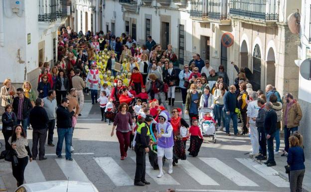 El colegio público inunda las calles de Arroyo de la Luz de ambiente carnavalero