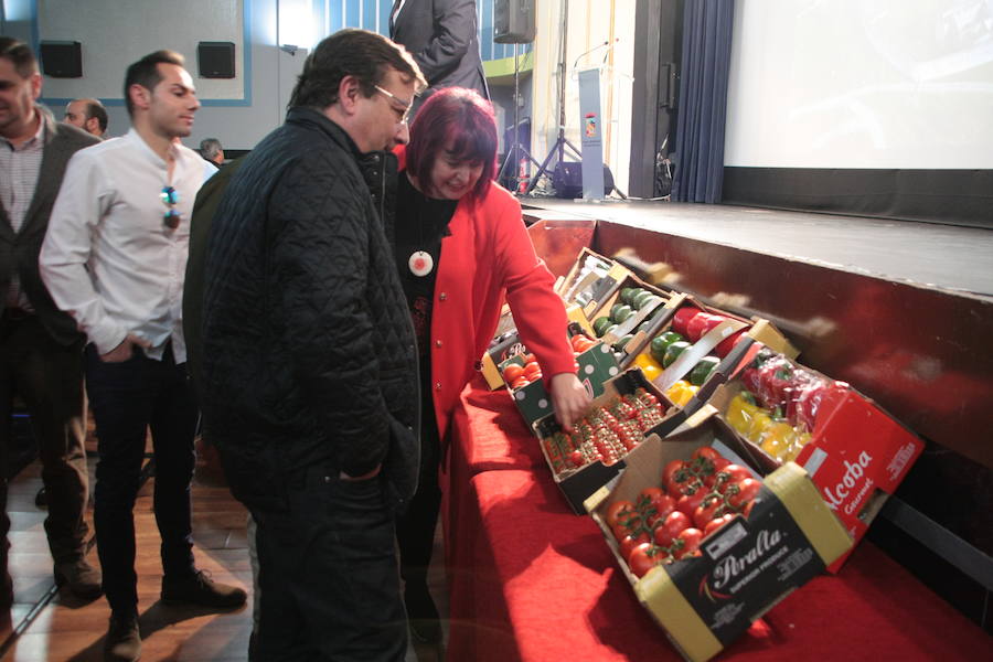 Guillermo Fernández Vara y Begoña García Bernal comprobando la muestra de productos durante la presentación del proyecto 