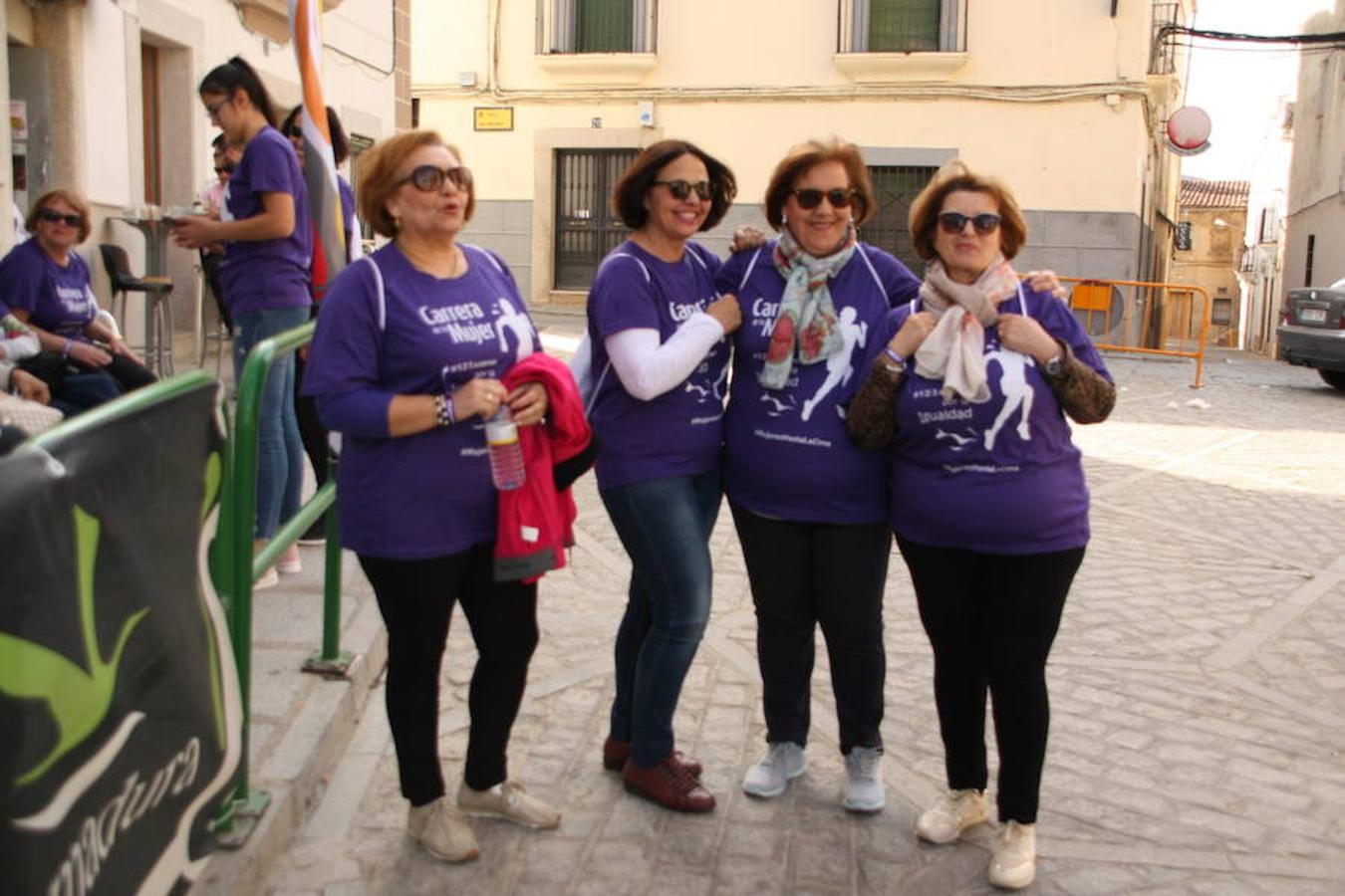 El pasado 30 de marzo se celebró la IV Carrera de la Mujer de Arroyo de la Luz, con más de 1.400 participantes, organizada por la Fundación Jóvenes y Deporte en colaboración con el Instituto de la Mujer de Extremadura y el Ayuntamiento de la localidad, con el apoyo de la Diputación de Cáceres y, este año además, con la participación y patrocinio de Banco Santander. La salida fue desde la Plaza de la Constitución, con un recorrido de 3 kilómetros por el centro de la ciudad. La madrina autonómica fue Esperanza Mendoza, árbitra extremeña de baloncesto internacional y única mujer que arbitra encuentros de liga ACB, que no pudo asistir por problemas de agenda, y la madrina local Chelo Carrasco, presidenta de la Asociación de la Mujer de Arroyo de la Luz. 