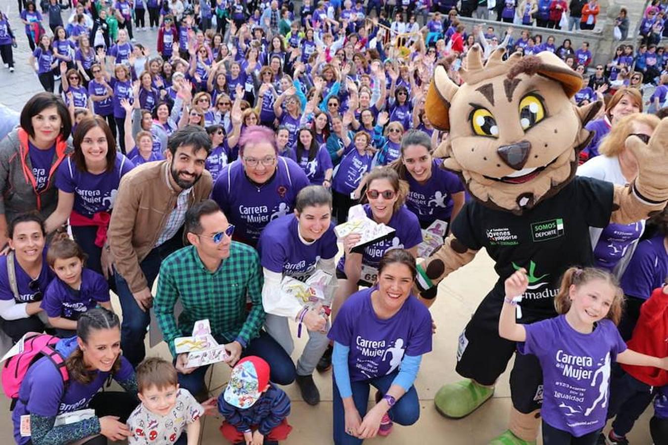 El pasado 30 de marzo se celebró la IV Carrera de la Mujer de Arroyo de la Luz, con más de 1.400 participantes, organizada por la Fundación Jóvenes y Deporte en colaboración con el Instituto de la Mujer de Extremadura y el Ayuntamiento de la localidad, con el apoyo de la Diputación de Cáceres y, este año además, con la participación y patrocinio de Banco Santander. La salida fue desde la Plaza de la Constitución, con un recorrido de 3 kilómetros por el centro de la ciudad. La madrina autonómica fue Esperanza Mendoza, árbitra extremeña de baloncesto internacional y única mujer que arbitra encuentros de liga ACB, que no pudo asistir por problemas de agenda, y la madrina local Chelo Carrasco, presidenta de la Asociación de la Mujer de Arroyo de la Luz. 