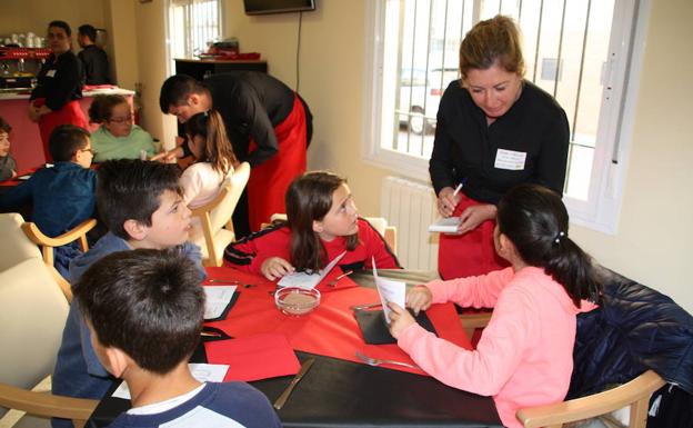 Imagen principal - Los alumnos de la Escuela Ciconia, junto a la directora, sirven a los escolares los desayunos saludables 