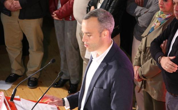 El candidato a la alcaldía por el PSOE, Carlos Caro, en su presentación