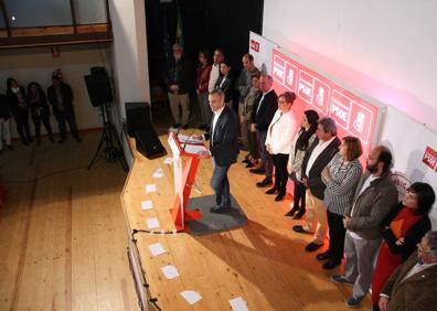 Imagen secundaria 1 - Presentación y discurso de Carlos Caro. En la última, en un momento antes de subir al escenario 