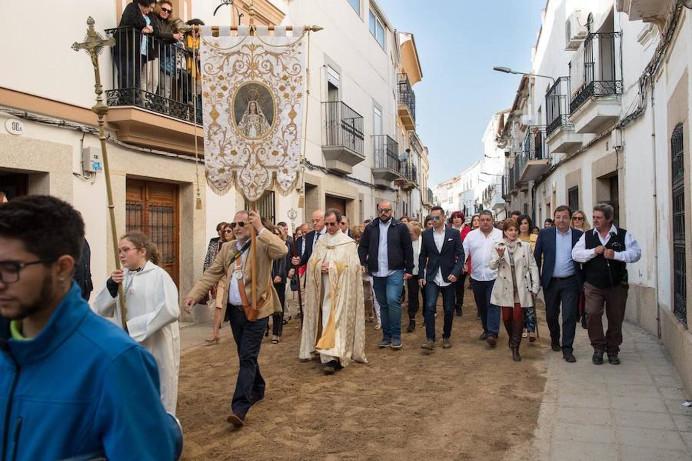 Subida de la procesión hasta le ermita con las autoridades