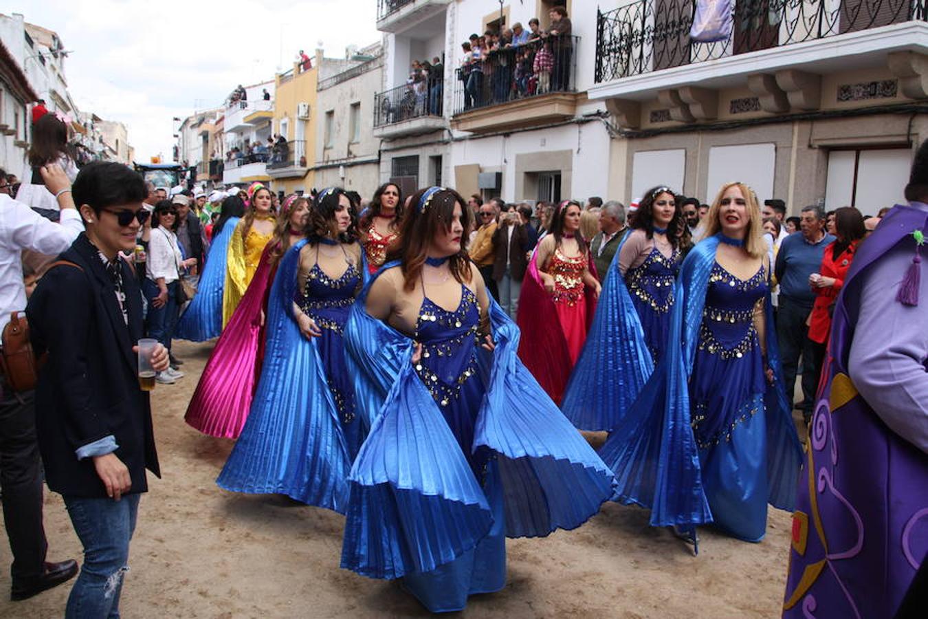 El pasado 22 de abril Arroyo de la Luz volvió a vibrar con el galopar de los caballos que recorrieron la Corredera, ocupada por unas 15.000 personas. En la fiesta participaron 160 jinetes y 4 carrozas, con unos 450 participantes. 