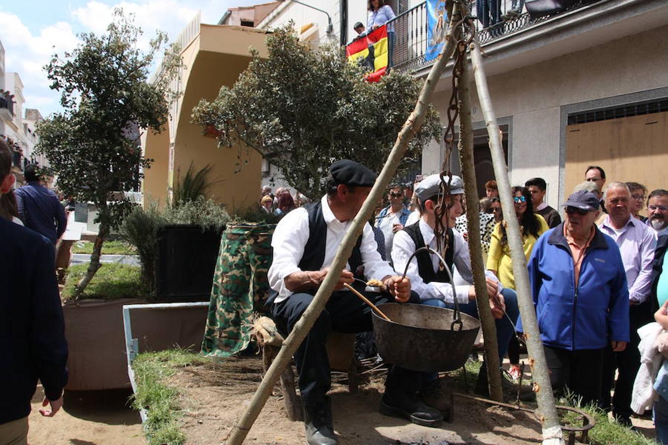 El pasado 22 de abril Arroyo de la Luz volvió a vibrar con el galopar de los caballos que recorrieron la Corredera, ocupada por unas 15.000 personas. En la fiesta participaron 160 jinetes y 4 carrozas, con unos 450 participantes. 