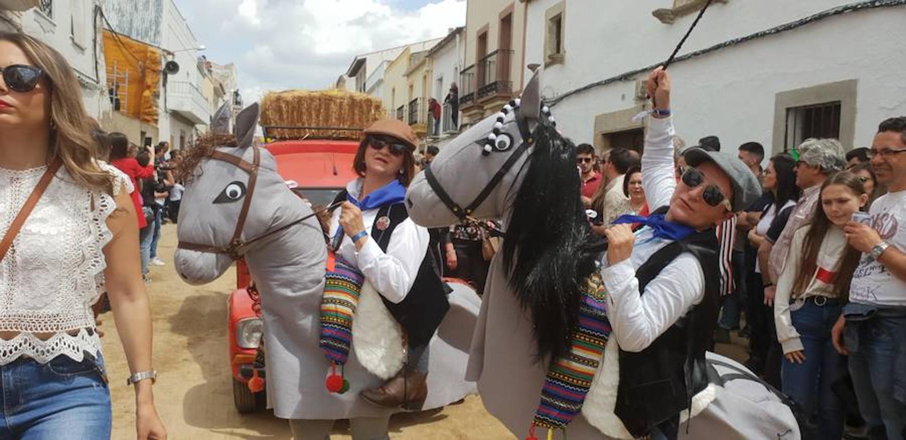El pasado 22 de abril Arroyo de la Luz volvió a vibrar con el galopar de los caballos que recorrieron la Corredera, ocupada por unas 15.000 personas. En la fiesta participaron 160 jinetes y 4 carrozas, con unos 450 participantes. 
