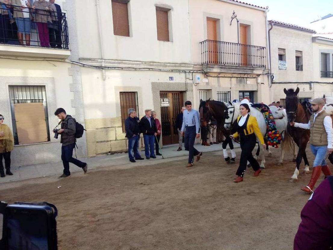 El pasado 22 de abril Arroyo de la Luz volvió a vibrar con el galopar de los caballos que recorrieron la Corredera, ocupada por unas 15.000 personas. En la fiesta participaron 160 jinetes y 4 carrozas, con unos 450 participantes. 