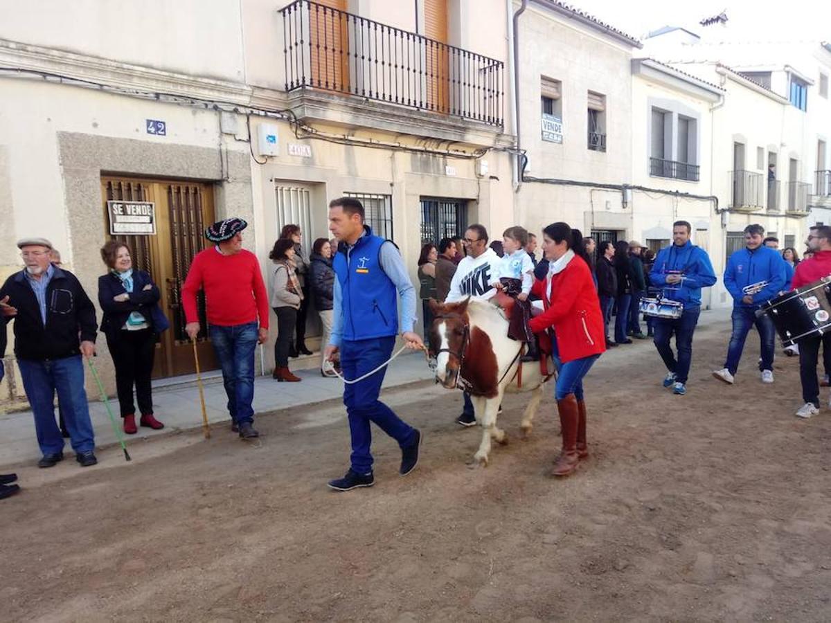 El pasado 22 de abril Arroyo de la Luz volvió a vibrar con el galopar de los caballos que recorrieron la Corredera, ocupada por unas 15.000 personas. En la fiesta participaron 160 jinetes y 4 carrozas, con unos 450 participantes. 