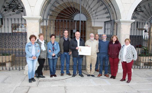 Entrega del cheque-donativo a la AECC. 