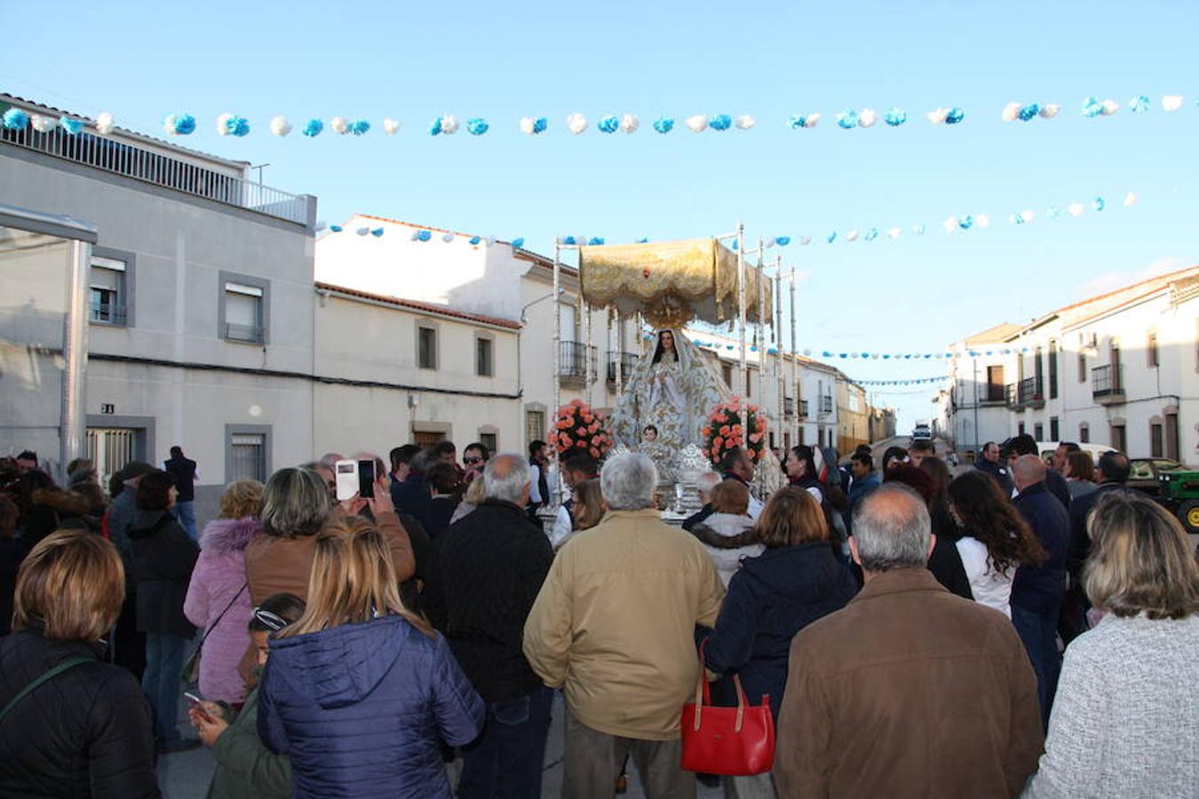 Decenas de fieles se congregaron ante la Virgen desde que llegó al pueblo