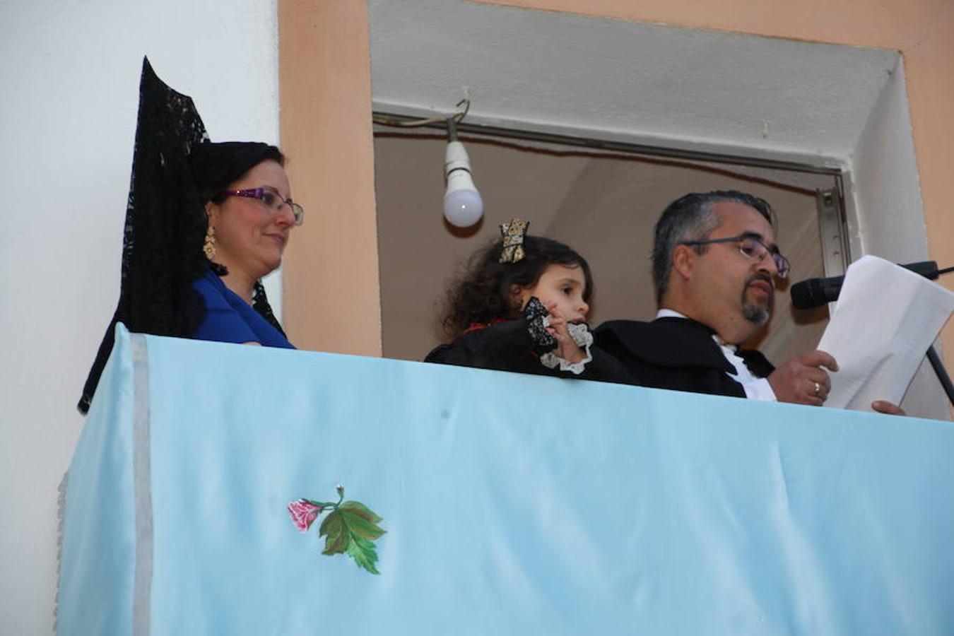 El 25 de abril la Virgen de la Luz volvió a la Iglesia Ntra. Sra. de la Asunción acompañada por cientos de vecinos, muchos de ellos ataviados con la ropa típica y con mantillas. 