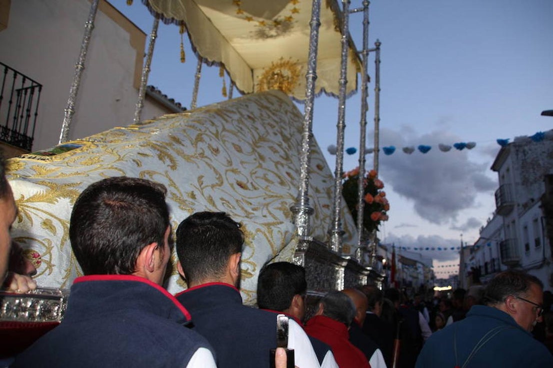 La procesión prosigue tras el pregón acompañada de multitud de vecinos
