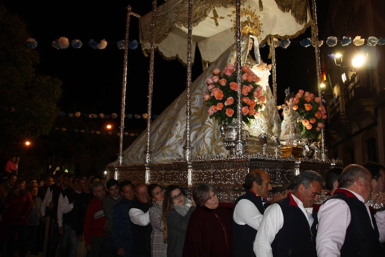 Los cargadores se afanan en los últimos y complicados movimientos para subir a la Virgen a la Iglesia