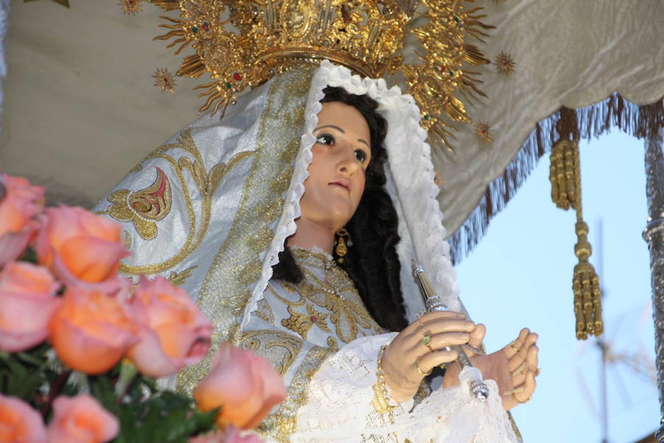 El 25 de abril la Virgen de la Luz volvió a la Iglesia Ntra. Sra. de la Asunción acompañada por cientos de vecinos, muchos de ellos ataviados con la ropa típica y con mantillas. 