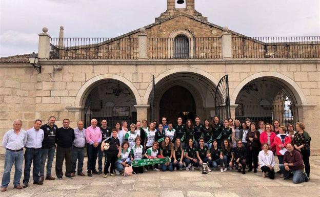 La plantilla, cuerpo técnico, directiva y aficionados en la ermita 