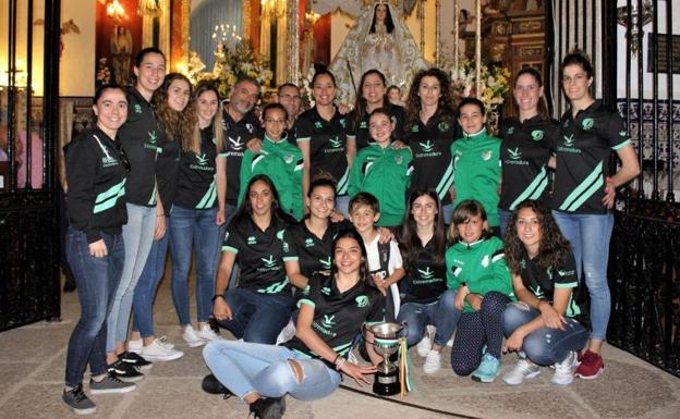 El equipo ofrece la copa a la Virgen de la Luz 