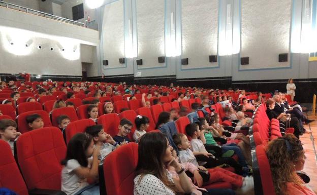 Los escolares han llenado el Cine-Teatro Municipal durante la clausura 